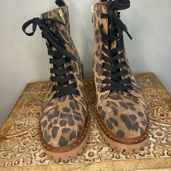 Vince Camuto Women’s Debsen Leopard Print Lug Sole Wedge Booties Sz 9 - Picture 2 of 10